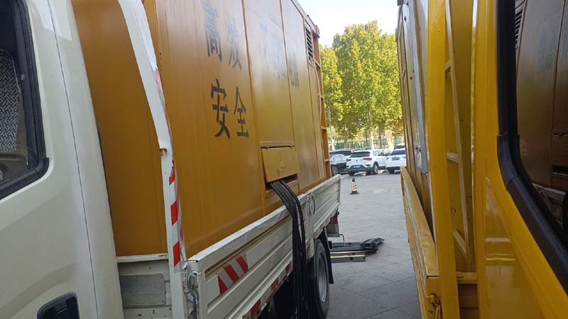 平武如何判断柴油发电机组和UPS电源的切换时间是否符合要求？