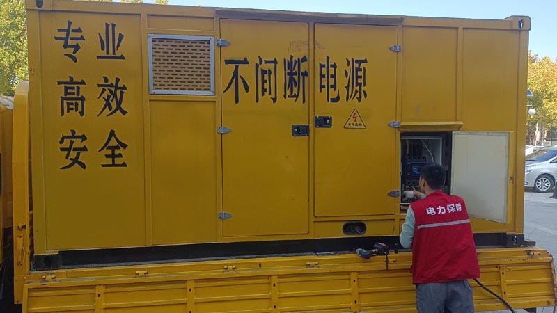 平武柴油发电机组和UPS电源配合使用时，如何避免切换过程中的电力中断？